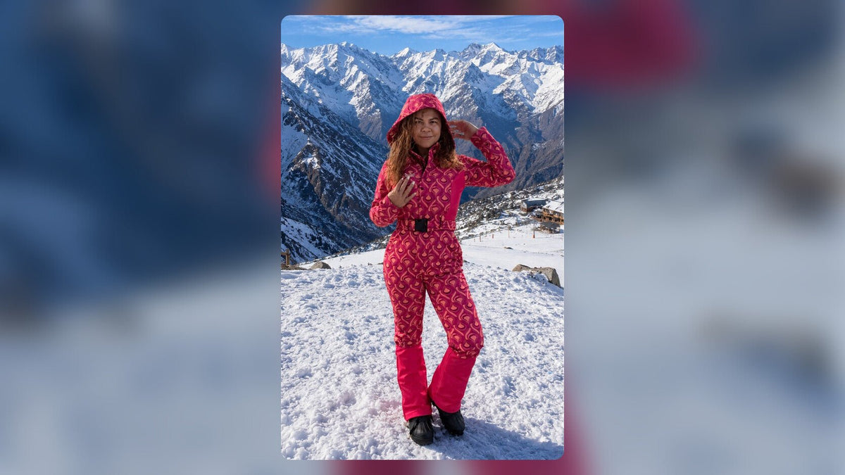 Turista con enterito de nieve disfrutando la vista de la cordillera de los Andes sin esquiar