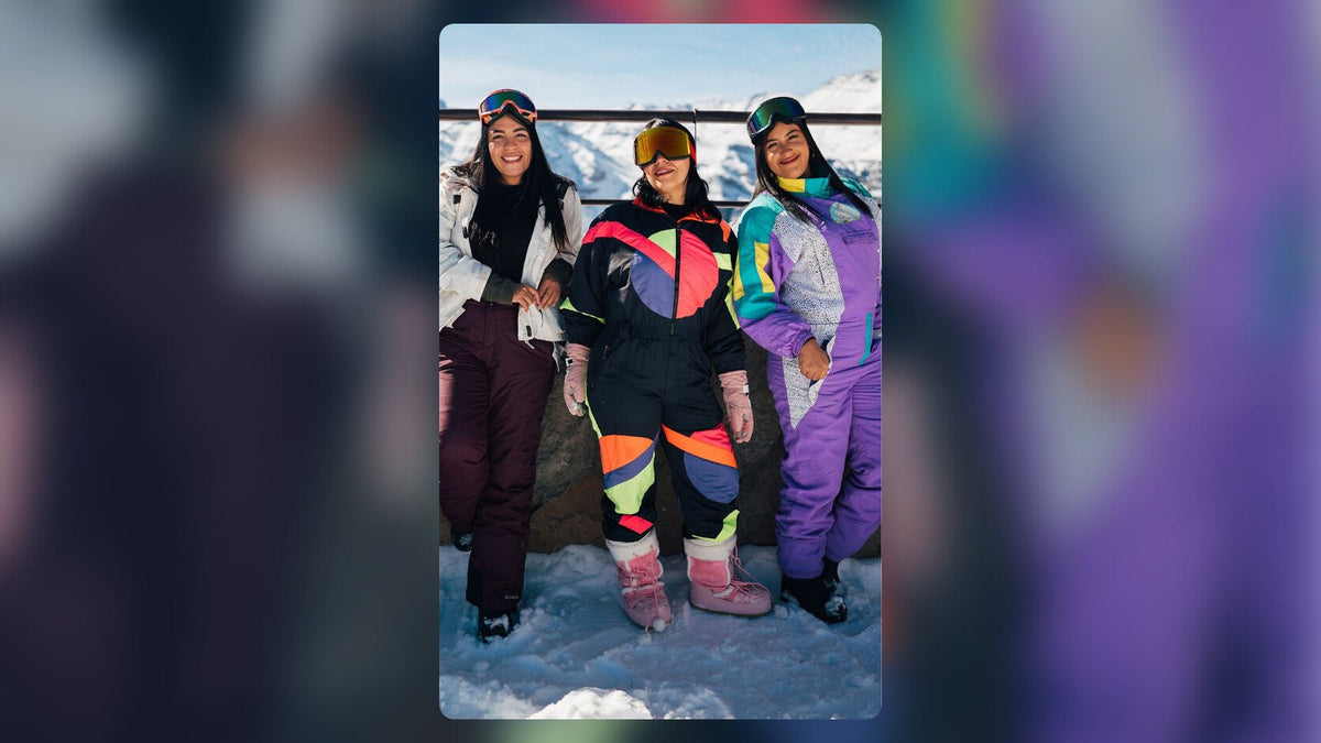 Tres amigas con ropa de nieve arrendada disfrutando su primer día en la montaña cerca de Santiago