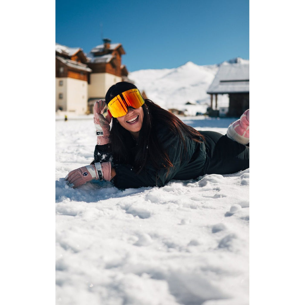 Antiparras premium de nieve con chaqueta y guantes en la nieve – arriendo en Santiago