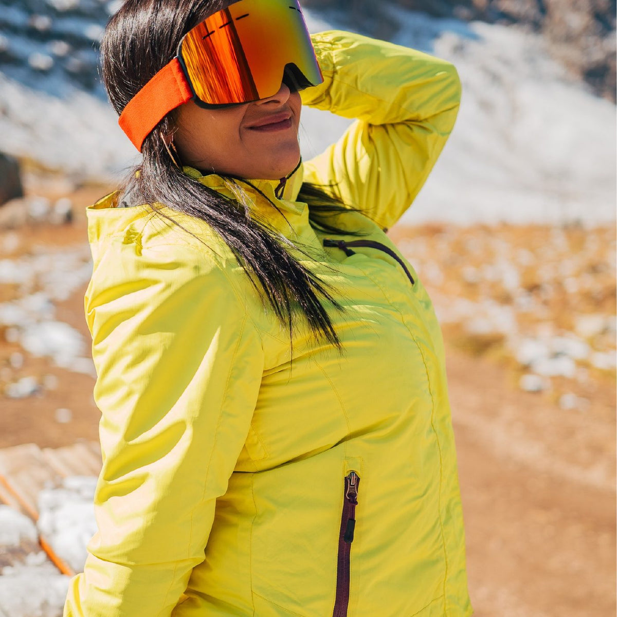 Chaqueta de nieve amarilla y antiparras premium en la cordillera – arriendo en Santiago