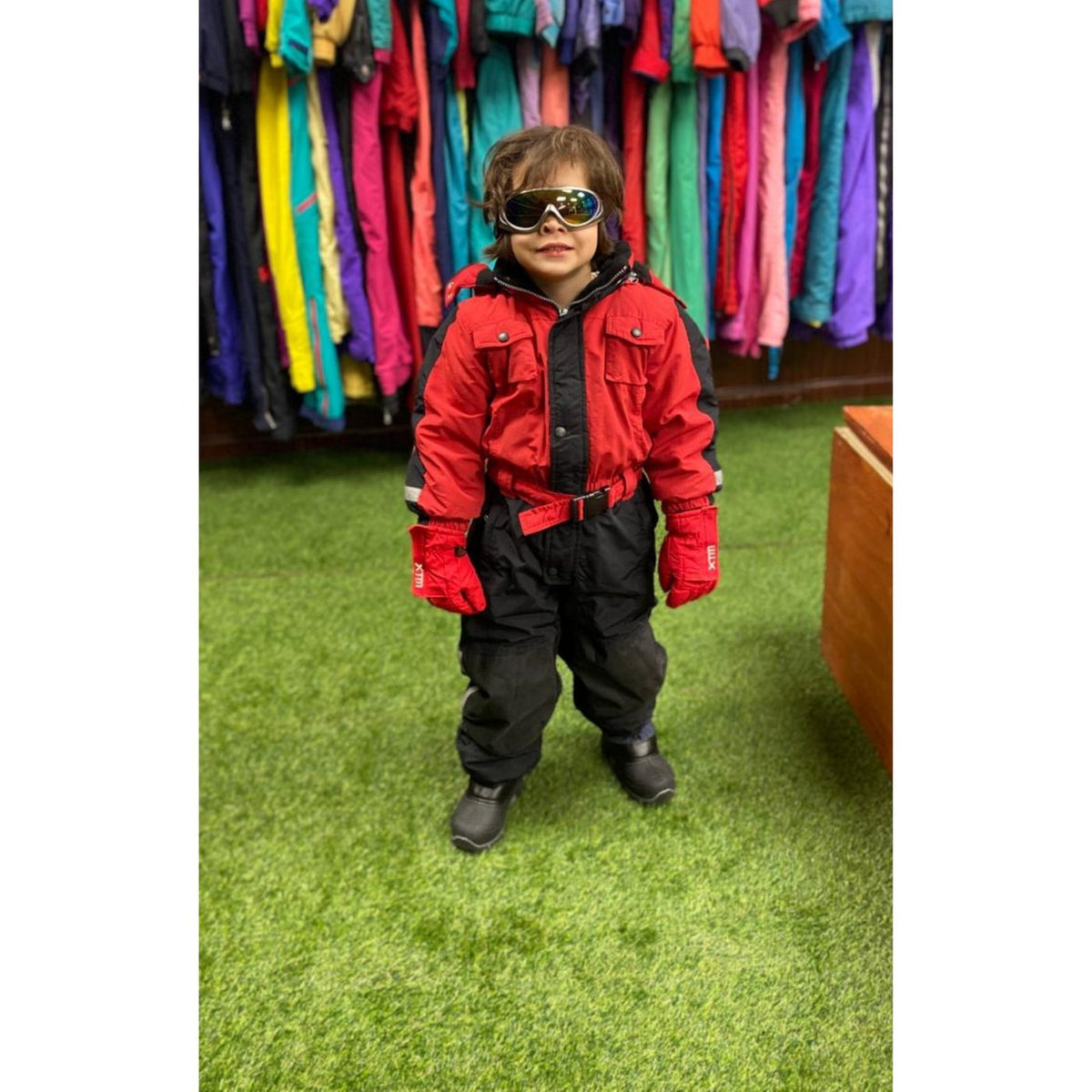 Niño con kit enterito de nieve: enterito, antiparras, guantes y botas – arriendo en Las Condes