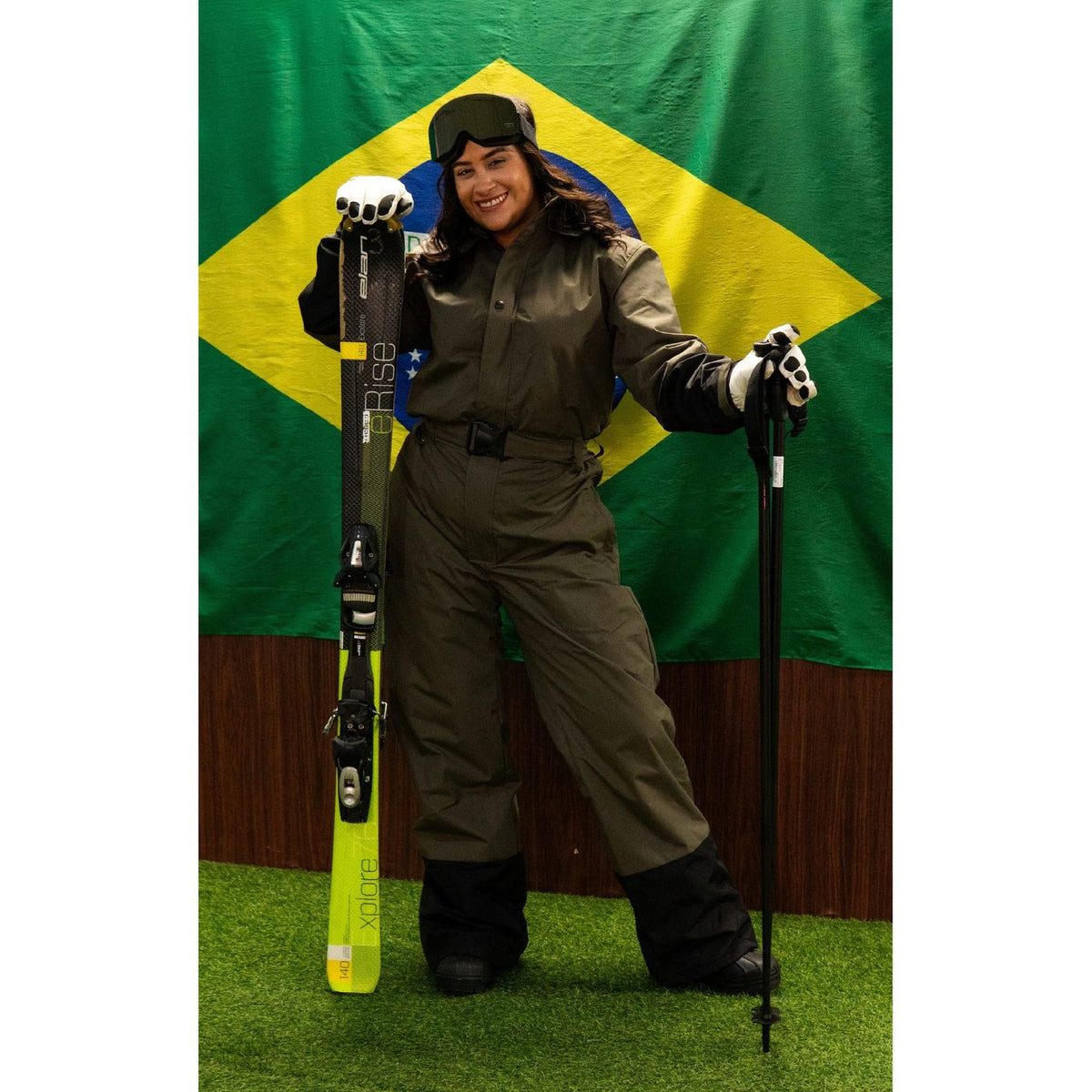 Esquiadora con skis y bastones arrendados en la tienda Andes Premier Rental