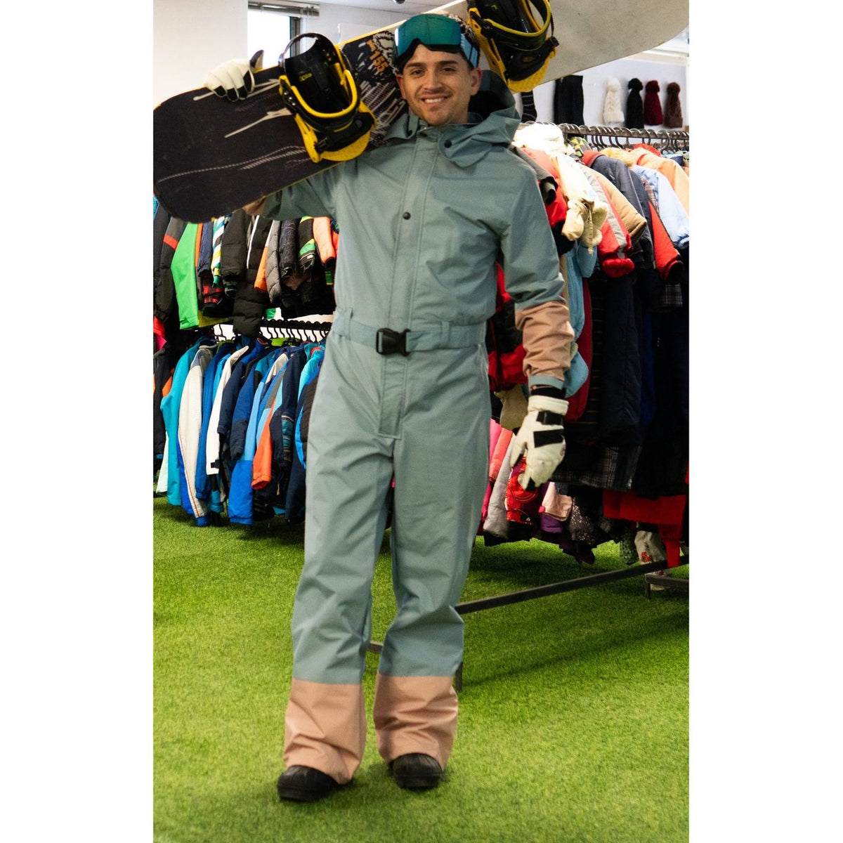 Snowboarder con tabla de snowboard arrendada en la tienda de Las Condes